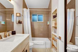 La salle de bains est pourvue d'une baignoire, de toilettes et d'un lavabo. dans l'établissement Quick Bike Ride to Central Austin from Quiet 1BD, à Austin
