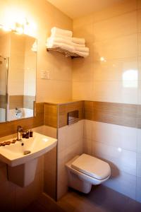 łazienka z toaletą i umywalką w obiekcie Poleczki Residence Apartments w Warszawie