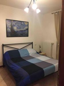 um quarto com uma cama e um quadro na parede em Costa Verde Apartment em Predore