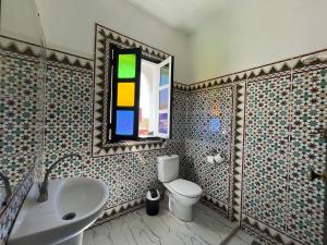 Uma casa de banho em Riad Dar Naima Imsouane