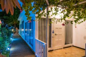 una fila de puertas en un edificio con luces en Local Travel Beach Maldives en Hangnaameedhoo