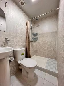 La salle de bains est pourvue de toilettes, d'un lavabo et d'une douche. dans l'établissement Hamida, à Samarcande