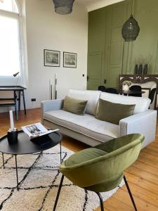 - un salon avec un canapé et une table dans l'établissement Appartement 2pers «Le Parisien », à Saint-Omer