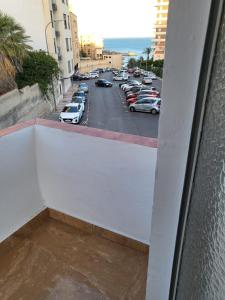 uma varanda com vista para um parque de estacionamento em Casa Violeta em Aguadulce