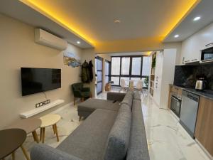 - un salon avec un canapé et une télévision dans l'établissement Antalya lara suite more, à Antalya