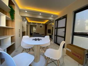 Cette chambre comprend une table et des chaises blanches. dans l'établissement Antalya lara suite more, à Antalya