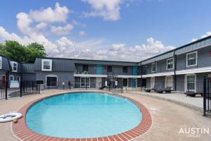 uma piscina em frente a um edifício em Come Home From Shopping to a Stylish 2BD and Pool em Austin