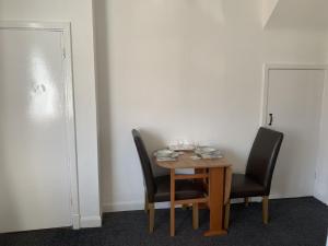 een tafel en 2 stoelen in een kamer bij Ratcliffe House - Spacious 3 bedroom House in Sileby in Sileby