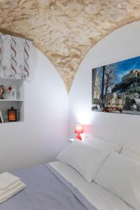 a bedroom with a bed with a stone ceiling at L'arco sul fiume in Scicli