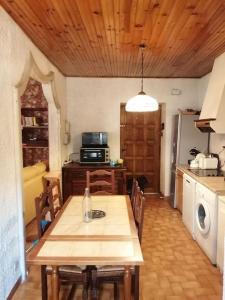 een keuken met een tafel en stoelen bij Sospel cœur de village in Sospel