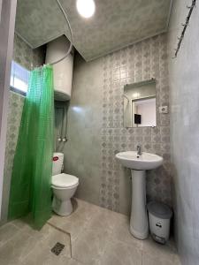 久姆里Second Floor的带马桶和水槽的浴室