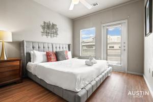 um quarto com uma grande cama branca e uma janela em King Beds and Patio Dining in ATX West Campus Gem em Austin