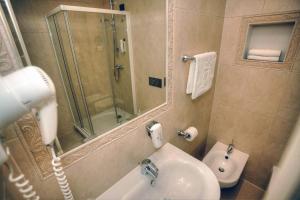 bagno con lavandino e doccia di Hotel Grace a Međugorje