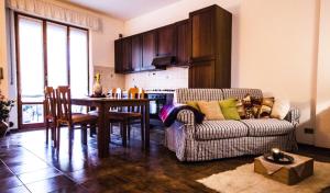 a living room with a table and a couch at Le Stanze di Rosa in Monsano
