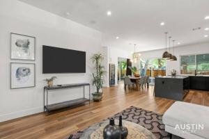 Televízia a/alebo spoločenská miestnosť v ubytovaní Modern Luxury Home - Minutes from Lady Bird Lake