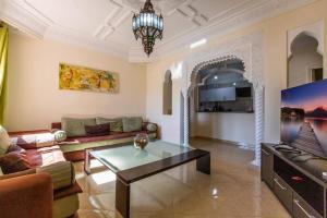 a living room with a couch and a coffee table at Appartement 2 chambres in Marrakesh