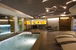 Bazén v ubytování Hotel Delle Alpi nebo v jeho okolí