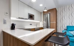 A kitchen or kitchenette at Apartamento Turquesa, 50m to Playa del Cura, Torrevieja