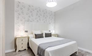 A bed or beds in a room at Apartamento Turquesa, 50m to Playa del Cura, Torrevieja