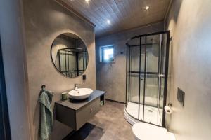 W łazience znajduje się umywalka i lustro. w obiekcie Varanger View w mieście Vardø