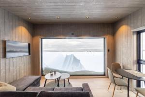 una sala de estar con una gran ventana de cristal en Varanger View, en Vardø