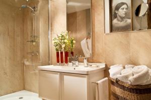 ein Bad mit einem Waschbecken und einer Dusche in der Unterkunft La Venelle Saint Jean in Honfleur