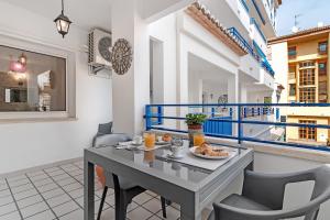 a dining room with a table and chairs at Apartamento mediterráneo en el alma de Moraira in Moraira