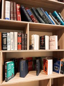 ドゥシャンベにあるFlamingoのたくさんの本棚