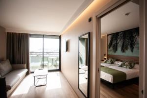 a hotel room with a bed and a mirror at Hotel Primavera Park in Benidorm