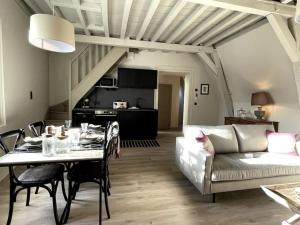 a living room with a table and a couch at Le Flamand in Saint-Omer