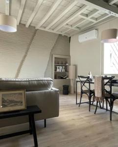 een woonkamer met een bank en een tafel bij Le Flamand in Saint-Omer