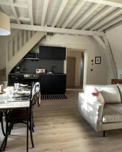 - un salon avec une table et un canapé dans l'établissement Le Flamand, à Saint-Omer