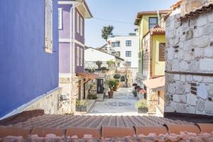 eine Gasse zwischen zwei Gebäuden in einer Stadt in der Unterkunft Mesmerizing Flat near Hadrians Gate in Antalya