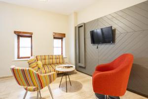 a living room with two chairs and a tv at Mesmerizing Flat near Hadrians Gate in Antalya