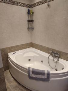 eine Badewanne mit einem Handtuch im Bad in der Unterkunft Old City View Apartment in Volos