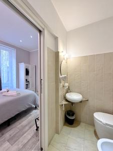 ローマにあるベッド アンド ベストのバスルーム(ベッド1台、洗面台、トイレ付)