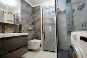 Koupelna v ubytování Miodowy Dom EXspanse Apartament 2 lub 3 pokoje z tarasem i parkingiem + 63 fotografií