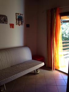 eine Sitzbank in einem Zimmer mit Fenster in der Unterkunft Casa Magnolia in Porto San Paolo