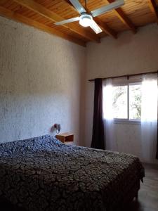 1 dormitorio con cama y ventana en Villa- Alba en Carpintería