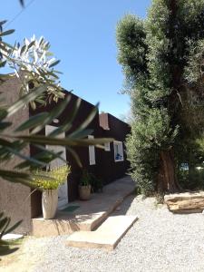 una casa con algunas plantas delante de ella en Villa- Alba en Carpintería