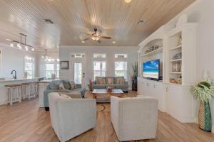 una sala de estar con un sofá y una mesa en Postcard from Paradise, en Padre Island 37 fotos más