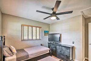 1 dormitorio con ventilador de techo y TV de pantalla plana en Deltona Lake House, Day Trip to Disney and Universal, en Deltona
