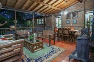 a living room with a couch and a table at Finca Punta de Piedra Salento, Quindio in Salento