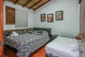 sypialnia z 2 łóżkami i oknem w obiekcie Finca Punta de Piedra Salento, Quindio w mieście Salento