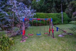 een schommel in een tuin met een tuin bij Finca Punta de Piedra Salento, Quindio in Salento