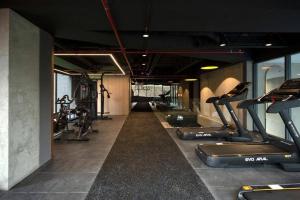 a gym with several treadmills and cardio machines at Unique loft con piscina cerca a parque 93 in Bogotá