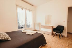 - une chambre avec un lit, une chaise et une fenêtre dans l'établissement La casa del cuore - Lakeside Leisure & Business, à Baveno