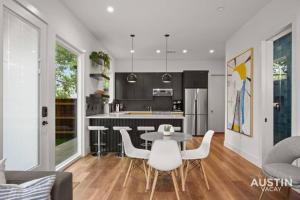 una cucina con un tavolo e sedie in una stanza di Super Stunning Back House w Terrace in East Chavez ad Austin