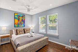 Postel nebo postele na pokoji v ubytování Gorgeous East Central Austin 2BD Close to Downtown