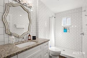 Koupelna v ubytování Gorgeous East Central Austin 2BD Close to Downtown